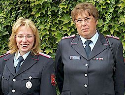  Frauensprecherin des Landesfeuerwehrverband Niedersachsen Karla Weifinger (r.) und ihre neue Stellvertreterin Doris Nabrotzky (l.)  besuchen Tag der Feuerwehrfrauen in Northeim